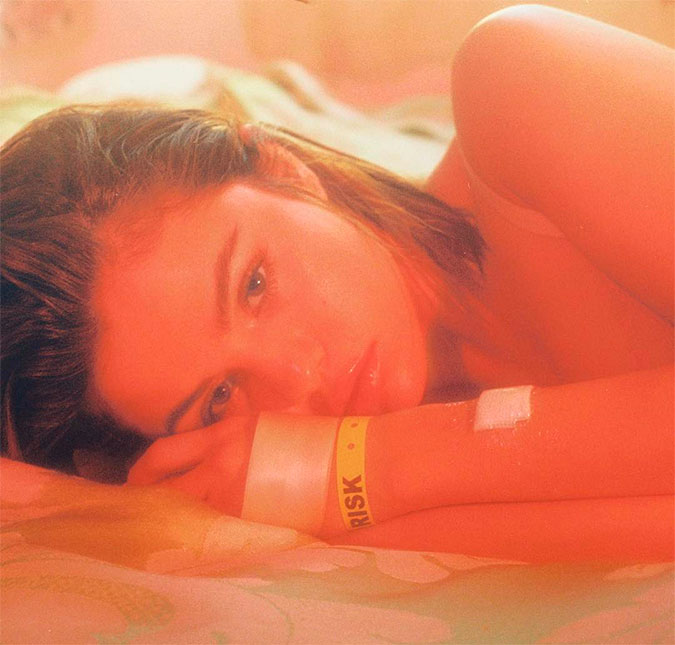 Falando sobre saúde mental, Selena Gomez revela ter ficado de cama recentemente