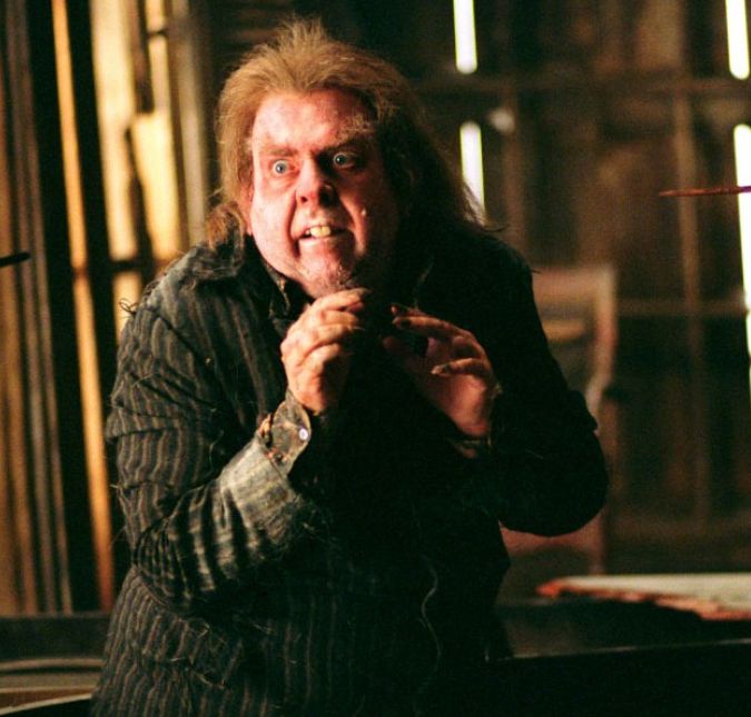 Rabicho teve um papel importante na morte dos pais de Harry, mas isso também não é explicado nos filmes. Tudo poderia ser resolvido com uma simples frase, mas o fato foi ignorado pelos roteiristas e diretores. Rabicho teve um papel importante na morte dos pais de Harry, mas isso também não é explicado nos filmes. Tudo poderia ser resolvido com uma simples frase, mas o fato foi ignorado pelos roteiristas e diretores.