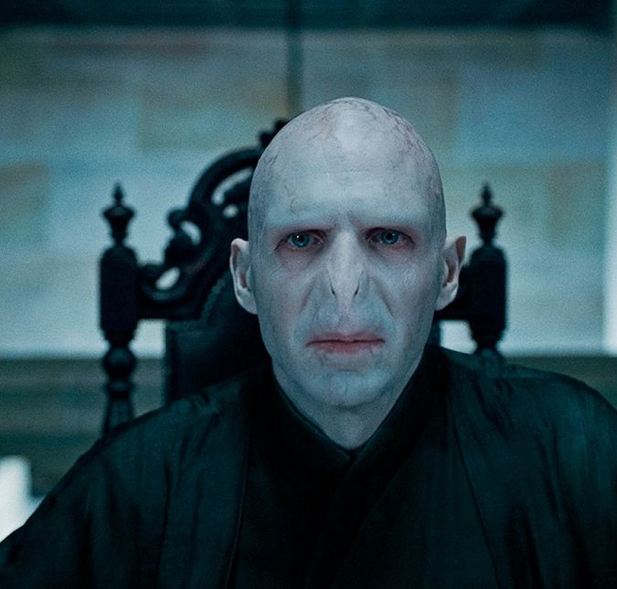 Mas entre todas as faltas, a que mais mexeu com os Potterheads foi a ausência da história mais detalhada de Tom Riddle, o Voldemort. Ele era filho do trouxa Tom Riddle e da bruxa Mérope Gaunt, que enfeitiçou o marido com uma poção do amor e morreu pouco após o parto. O pai deixou sua esposa logo depois que ela ficou grávida de seu filho, depois que se livrou do encantamento. Uma história interessante que passou batida nos longas. Mas entre todas as faltas, a que mais mexeu com os Potterheads foi a ausência da história mais detalhada de Tom Riddle, o Voldemort. Ele era filho do trouxa Tom Riddle e da bruxa Mérope Gaunt, que enfeitiçou o marido com uma poção do amor e morreu pouco após o parto. O pai deixou sua esposa logo depois que ela ficou grávida de seu filho, depois que se livrou do encantamento. Uma história interessante que passou batida nos longas.