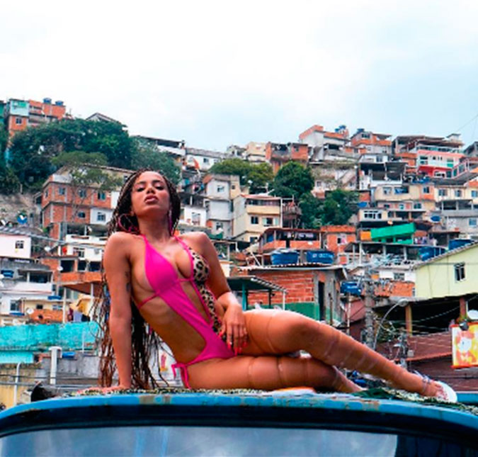 Anitta mostra o corpão em foto tirada por Terry Richardson nos bastidores de seu novo clipe!