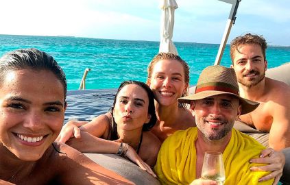 Bruna Marquezine tira <i>selfie</i> na piscina com Tatá Werneck e Fiorella Mattheis. Veja como as celebridades estão curtindo a viagem nas Maldivas!