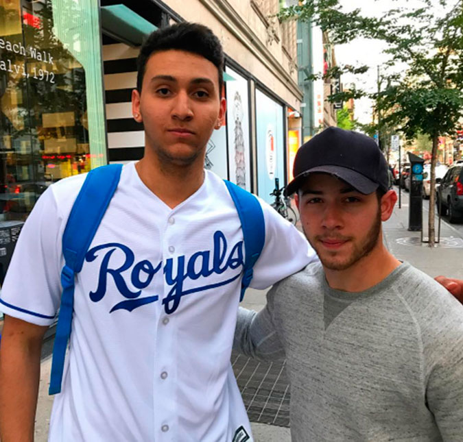 Nick Jonas dá resposta certeira para fã que publicou foto com cantor e zombou de sua altura, veja!