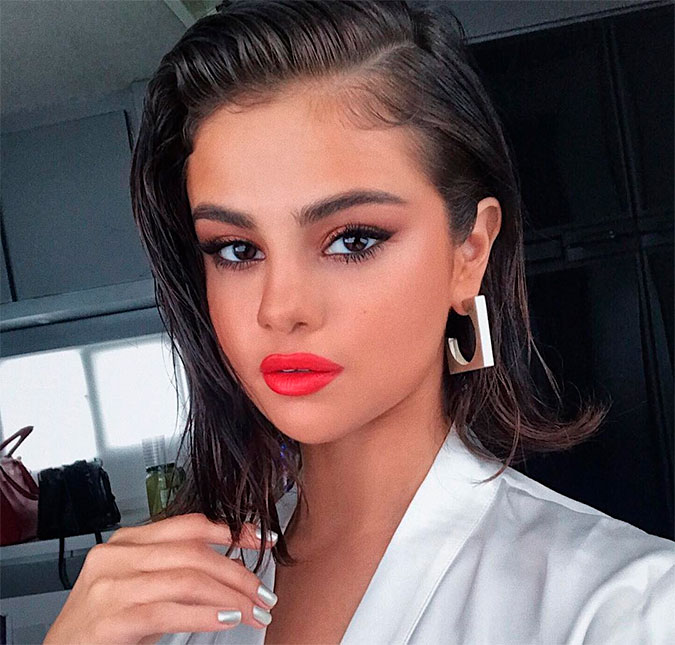 Selena Gomez aparece com fios <i>molhados</i> e The Weeknd aprova o visual!