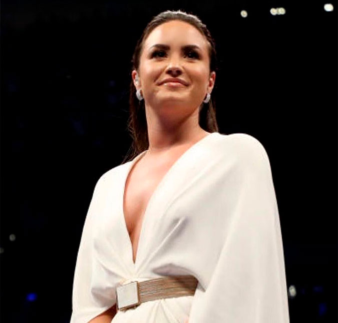 Demi Lovato arrasa cantando o hino nacional em luta de Floyd Mayweather e Conor McGregor!