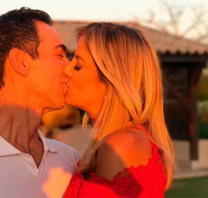 César Tralli beija Ticiane Pinheiro durante o pôr do sol e ela se declara: <i>Te amo!</i>