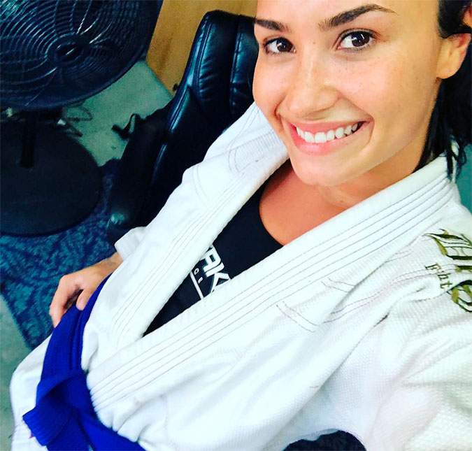 Demi Lovato comemora faixa azul em <i>Jiu-jitsu</i> brasileiro!