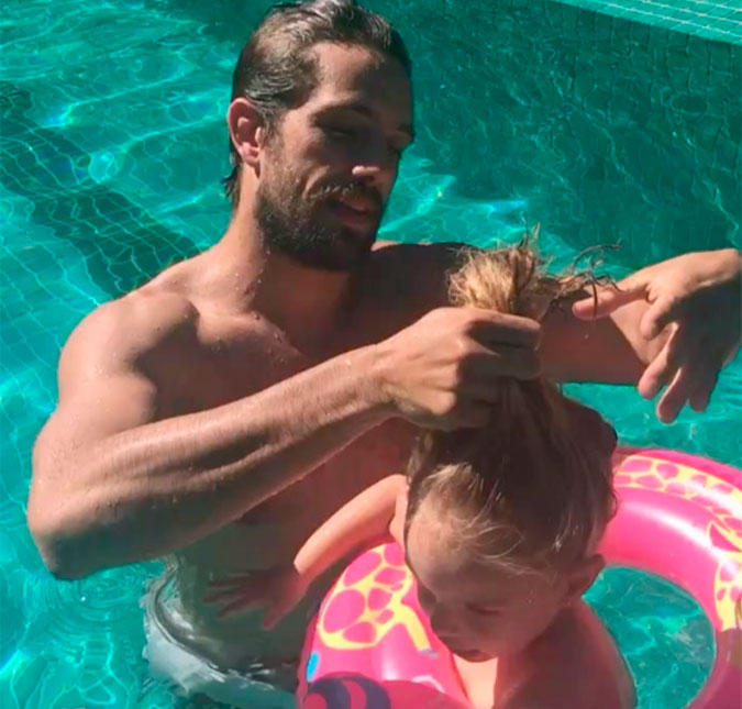 Rafael Cardoso mostra tática para prender cabelo da filha: <i>Muita habilidade!</i>