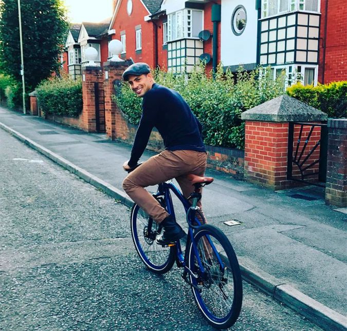 Mariana Goldfarb realmente contagiou Cauã Reymond com seu gosto por andar de bicicleta. A bela compartilhou um clique, em seu Instagram, do amado fazendo charme enquanto pedalava e se declarou na legenda: Te amo. Os seguidores correram para comentar o registro fofo: Eu também e Sortuda! foram algumas das mensagens.