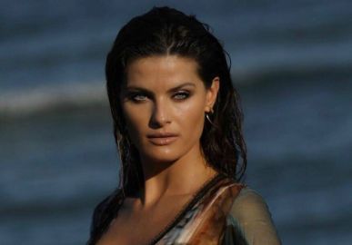 Isabeli Fontana arrasa como cigana em sessão de fotos no mar de Veneza, confira!