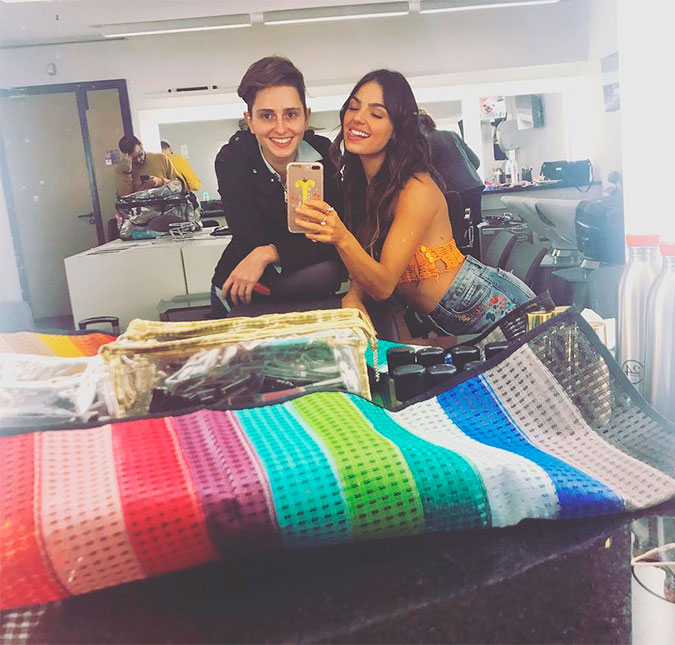 Isis Valverde tieta Carol Duarte nos bastidores de <i>A Força do Querer</i>: <i>Estamos no caminho certo</i>!