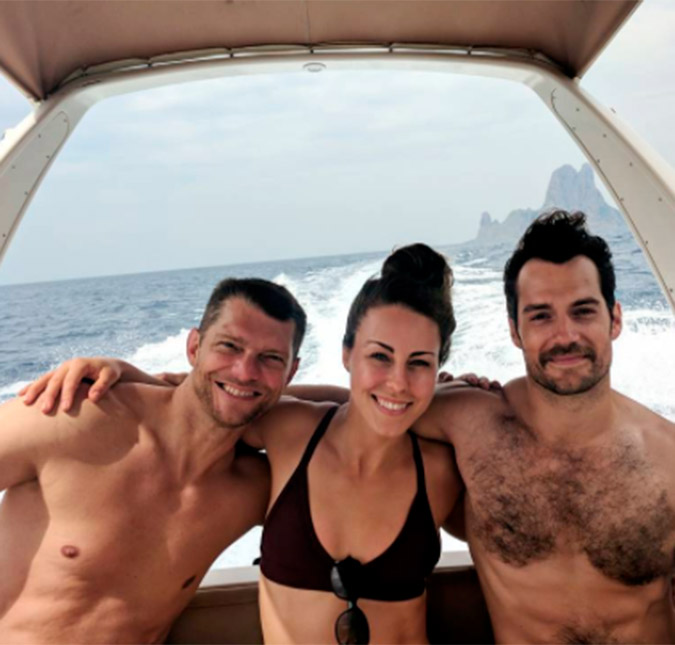 Henry Cavill, que interpreta o <I>Super-Homem</I>, posa sem camisa e chama atenção de outro ator