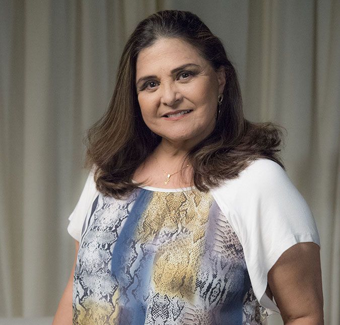 A atriz Elizangela, que precisou ser internada em um hospital no Rio de Janeiro após passar muito mal com as sequelas da Covid-19. Segundo informações da prefeitura, ela quase teve que ser intubada no Hospital Municipal José Rabello de Mello, na Baixada Fluminense. A assessoria de imprensa da artista informou ao jornal Extra que ela é bem rebelde e contra a vacinação, uma prova disso é o fato de não ter tomado nenhuma dose do imunizante. Estabilizada no CTI (Centro de Terapia Intensiva), a atriz testou negativo para o vírus, mas segue com as sequelas respiratórias. Vale pontuar que ela já havia dado entrada semanas anteriores, quando tinha apenas sintomas leves.