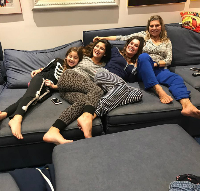 Sofá em família! Flávia Alessandra curte aconchego ao lado da mãe e das filhas, confira!