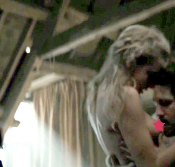 Cara Delevingne surpreende cada vez mais como atriz. A artista ficou completamente nua para gravar uma cena de sexo no filme Amor e Tulipas, que estreou em setembro de 2017. Que inusitado, hein?