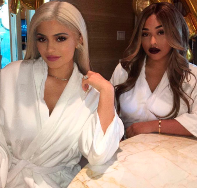 Kylie Jenner ajuda sua melhor amiga, Jordyn Woods, a lidar com a perda do pai