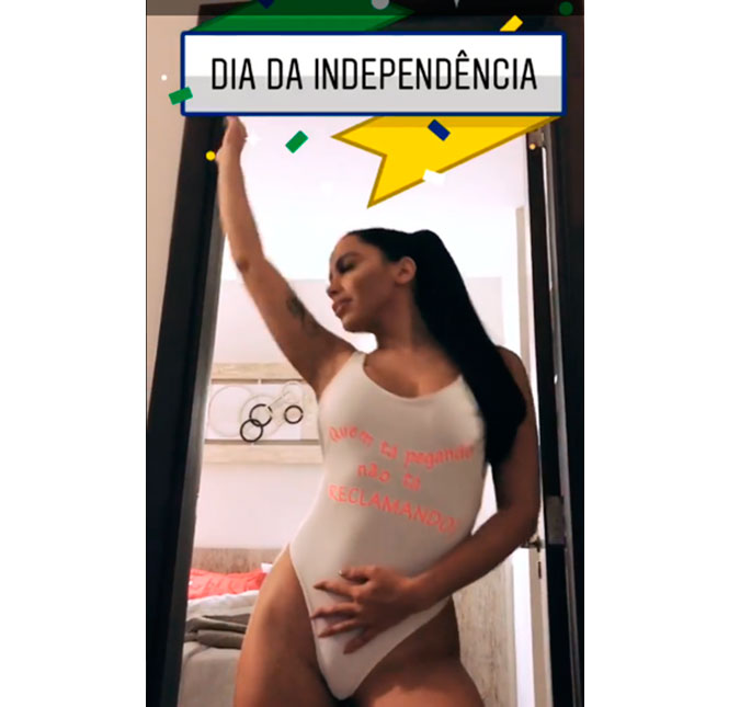 Namorando, Anitta manda recado: <i>Quem tá pegando não tá reclamando</i>