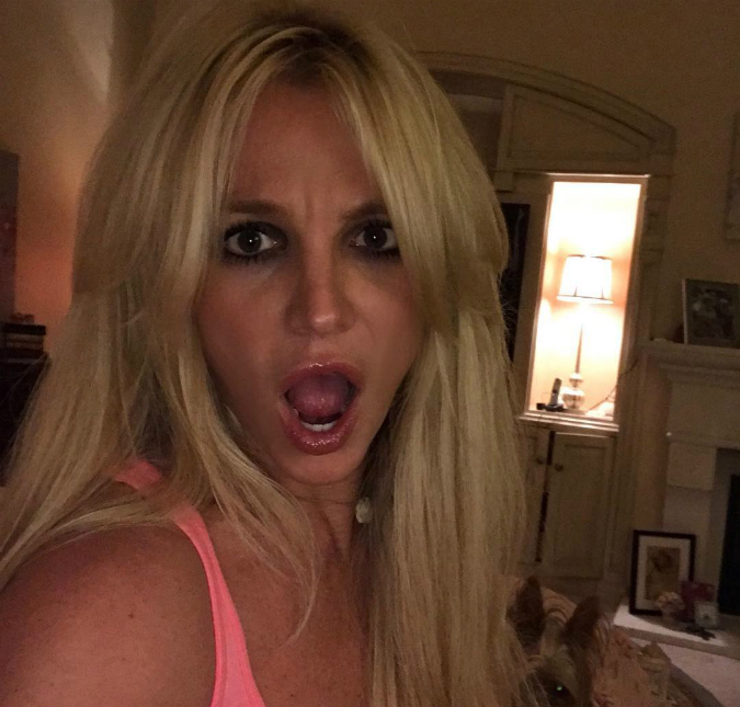 De ponta-cabeça, Britney Spears surpreende fãs com a boa forma, confira!