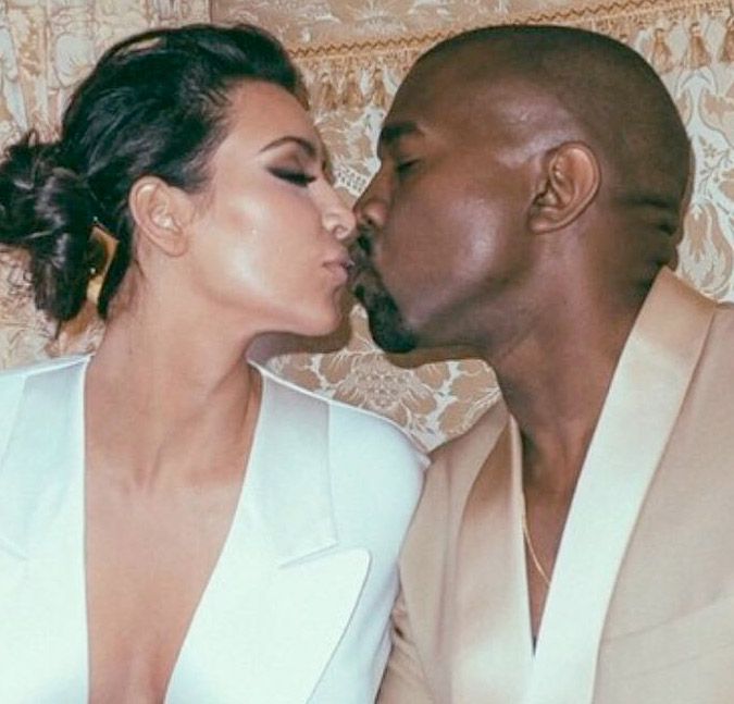 Kim Kardashian e Kanye West estão emocionados com a espera da terceira filha, diz revista