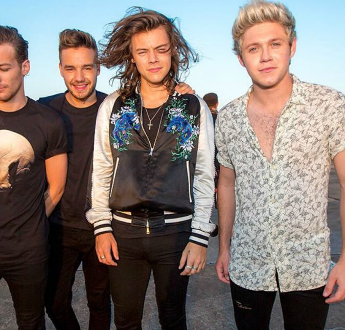 O refrão de Drag Me Down da One Direction afirma: Nobody can drag me down, algo como Ninguém pode me derrubar. Mas, o verso parece não ter intimidado Anir Shaheed-Edwards, mais conhecido como Bravo, que acusa a boyband de ter copiado um de seus trabalhos. De acordo com o TMZ, o artista alega que o single é idêntico à canção All My Life, de sua autoria e lançada na plataforma SoundCloud em 2015. O hit da One Direction também foi lançado neste mesmo período. Assim, Bravo processa a Syco Entertainment, produtora da banda, com a exigência de que as vendas de Drag Me Down sejam interrompidas. O TMZ ainda informa que o artista não aponta as semelhanças entre as músicas. Será que ele vai conseguir derrubar um dos sucessos de One Direction? O refrão de Drag Me Down da One Direction afirma: Nobody can drag me down, algo como Ninguém pode me derrubar. Mas, o verso parece não ter intimidado Anir Shaheed-Edwards, mais conhecido como Bravo, que acusa a boyband de ter copiado um de seus trabalhos. De acordo com o TMZ, o artista alega que o single é idêntico à canção All My Life, de sua autoria e lançada na plataforma SoundCloud em 2015. O hit da One Direction também foi lançado neste mesmo período. Assim, Bravo processa a Syco Entertainment, produtora da banda, com a exigência de que as vendas de Drag Me Down sejam interrompidas. O TMZ ainda informa que o artista não aponta as semelhanças entre as músicas. Será que ele vai conseguir derrubar um dos sucessos de One Direction?