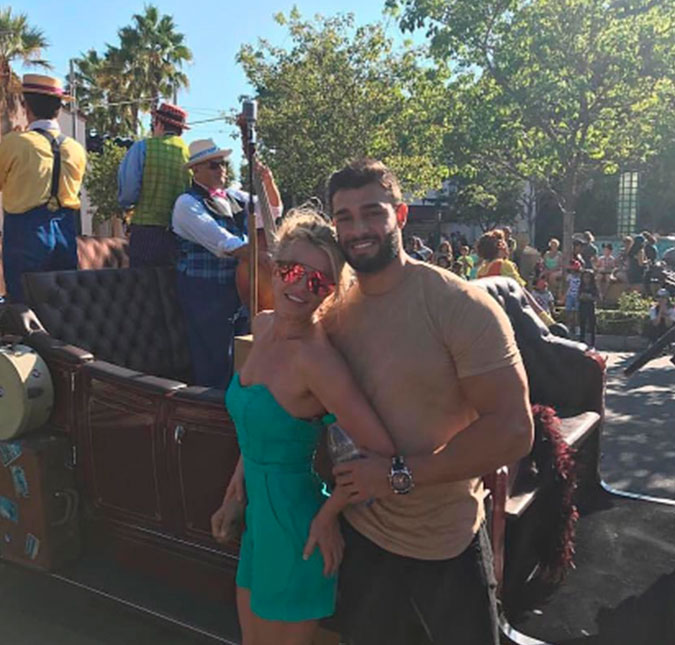 Ao lado do namorado, Britney Spears celebra aniversário dos filhos na Disney!