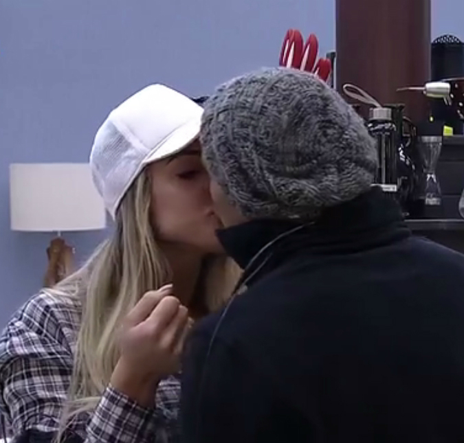 Primeiro casal? Yuri e Monick trocam beijo em nova edição de <i>A Fazenda</i>, confira!