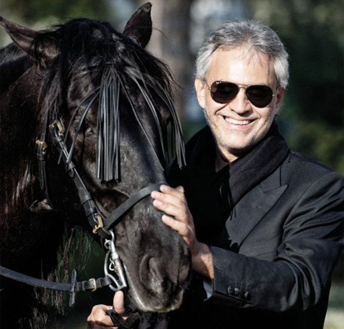Cantor Andrea Bocelli cai de cavalo, mas passa bem, saiba mais!