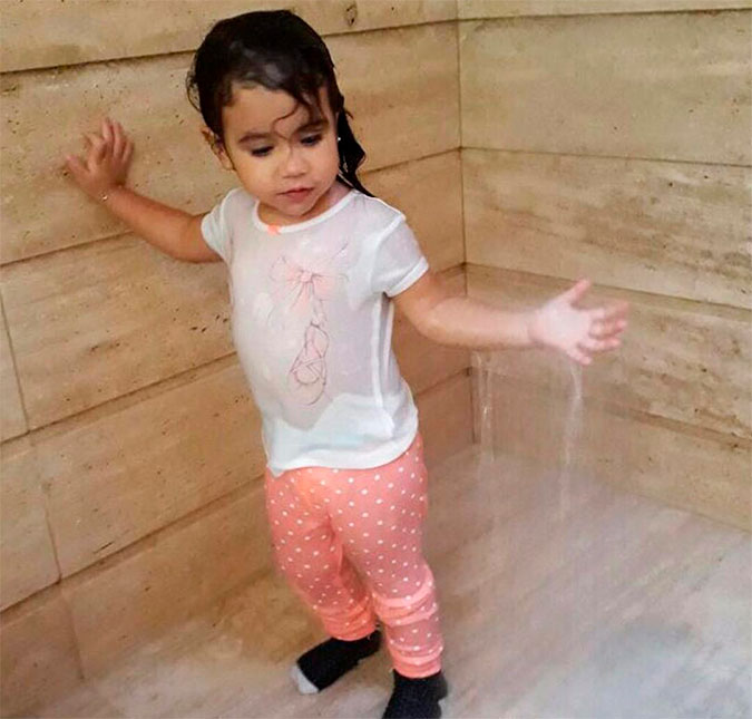 Deborah Secco mostra Maria Flor tomando banho de roupa e já se explica, entenda!