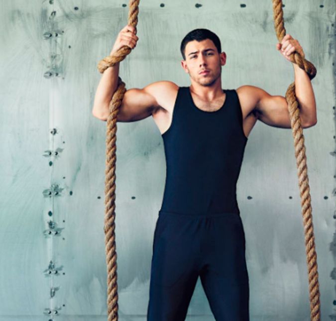 Está preparada? Melhor continuar nesta galeria sentada em uma cadeira e bebendo um copo de água, porque as imagens podem ser fortemente sensuais! Nick é o irmão que mais malha do trio e está sempre exibindo sua força... Está preparada? Melhor continuar nesta galeria sentada em uma cadeira e bebendo um copo de água, porque as imagens podem ser fortemente sensuais! Nick é o irmão que mais malha do trio e está sempre exibindo sua força...