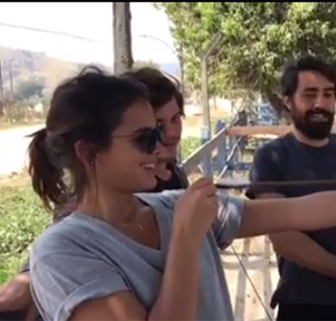 Em vídeo divertido, Bruna Marquezine aparece treinando arco e flecha para nova novela!