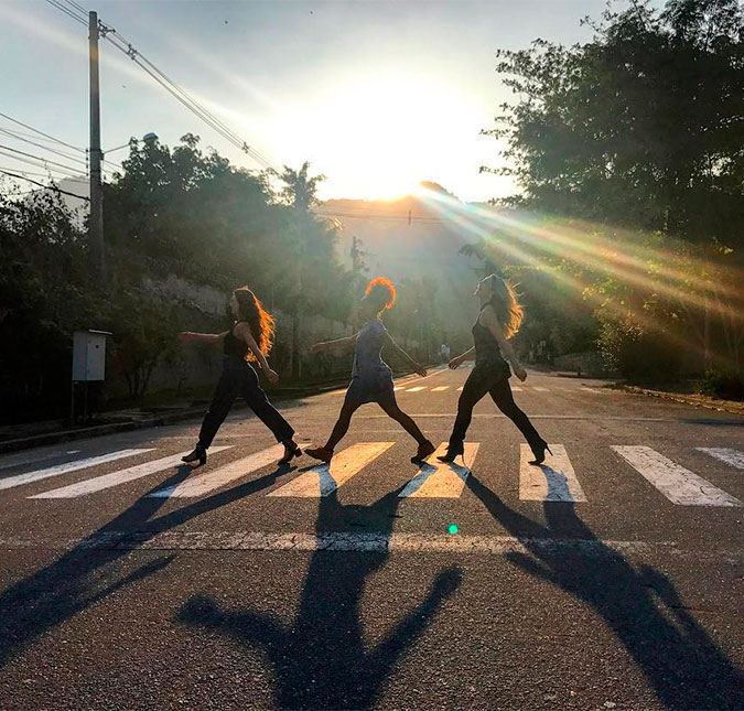 Isis Valverde, Paolla Oliveira e Dandara Mariana reproduzem clique dos <i>Beatles</i>!