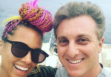 Alicia Keys posa ao lado de Luciano Huck em visita à Ilha Grande, confira!