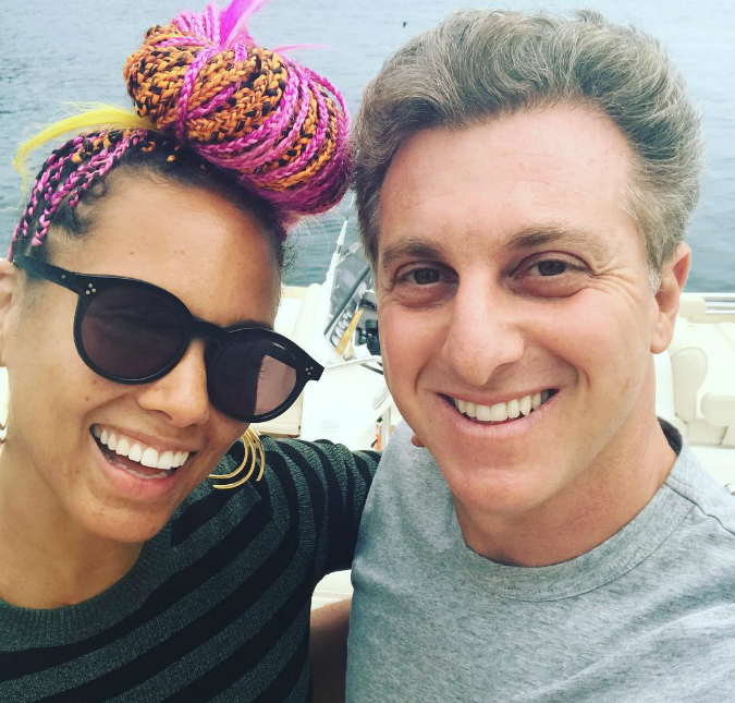 Alicia Keys posa ao lado de Luciano Huck em visita à Ilha Grande, confira!