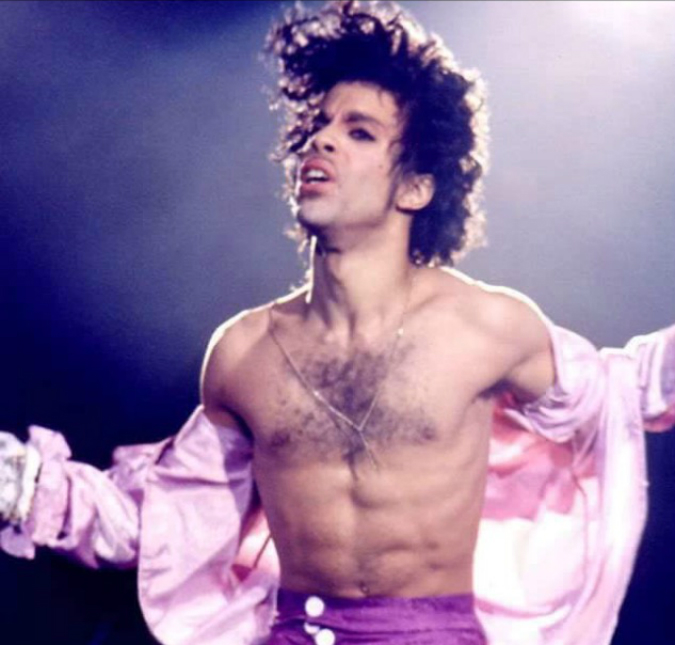 Manuscritos de <i>Purple Rain</i> e mais 200 itens de Prince vão a leilão, saiba mais!