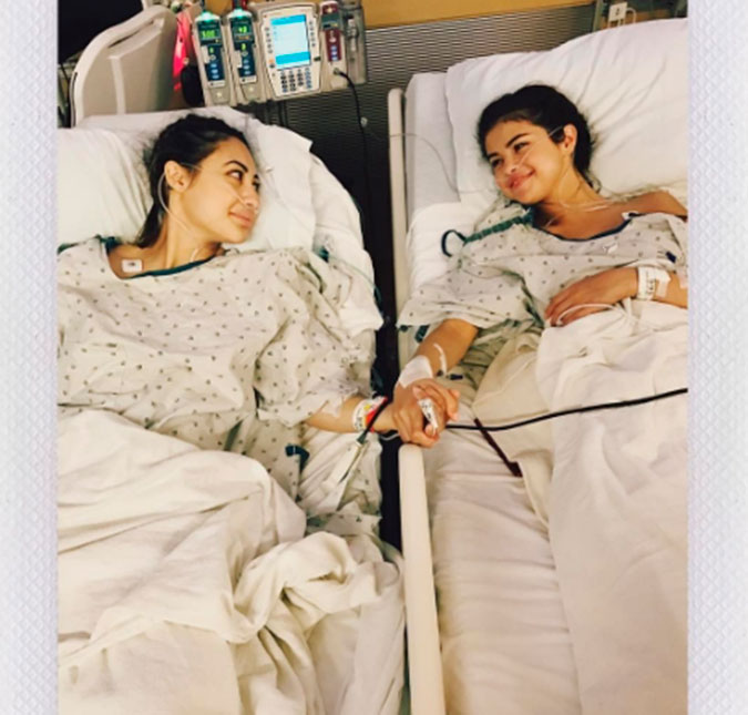 Mãe de Selena Gomez faz desabafo sobre cirurgia da cantora: <i>Me senti desamparada, com medo</i>