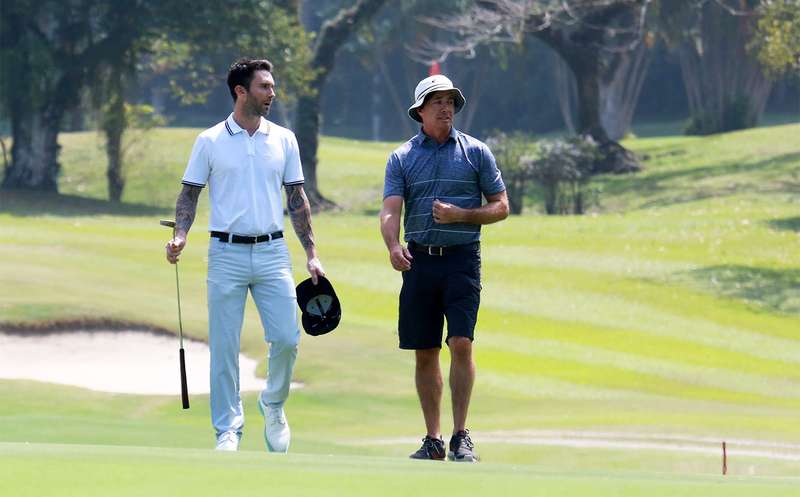 marca de roupa homem jogando golfe