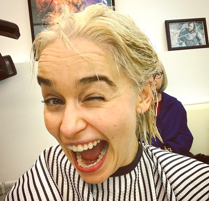 Emilia Clarke platina os cabelos no mesmo tom de Daenerys, de <i>Game of Thrones</i>