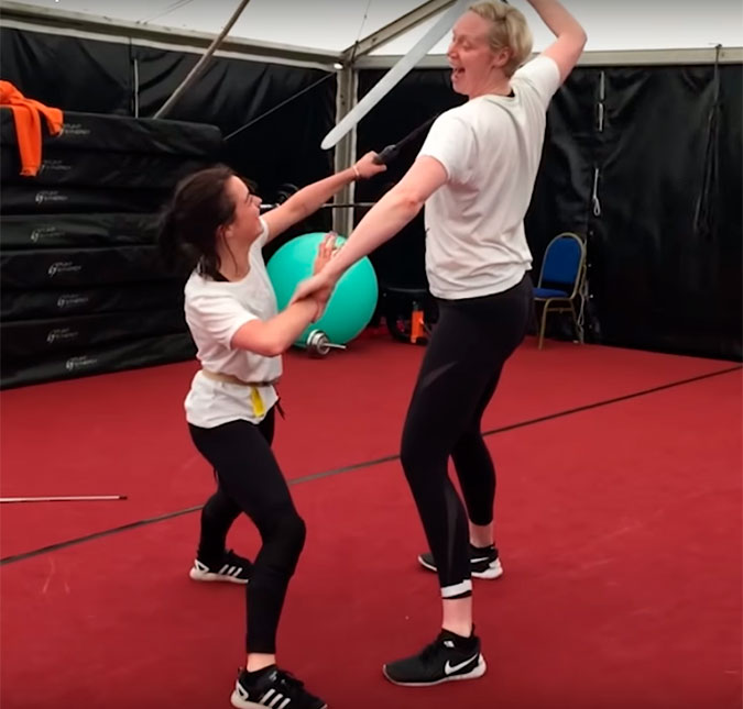 Confira os bastidores do duelo entre Arya Stark e Brienne of Tarth em <i>Game of Thrones</i>!