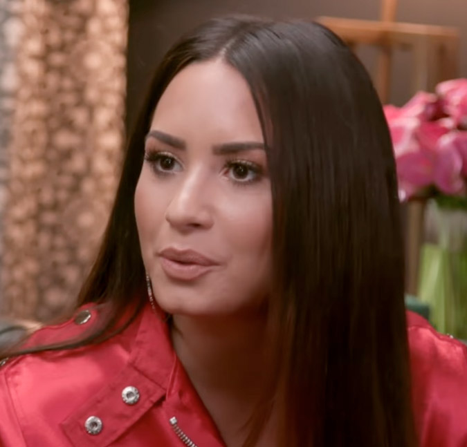 Demi Lovato dubla músicas de Taylor Swift, Selena Gomez e outros em vídeo divertido, assista!