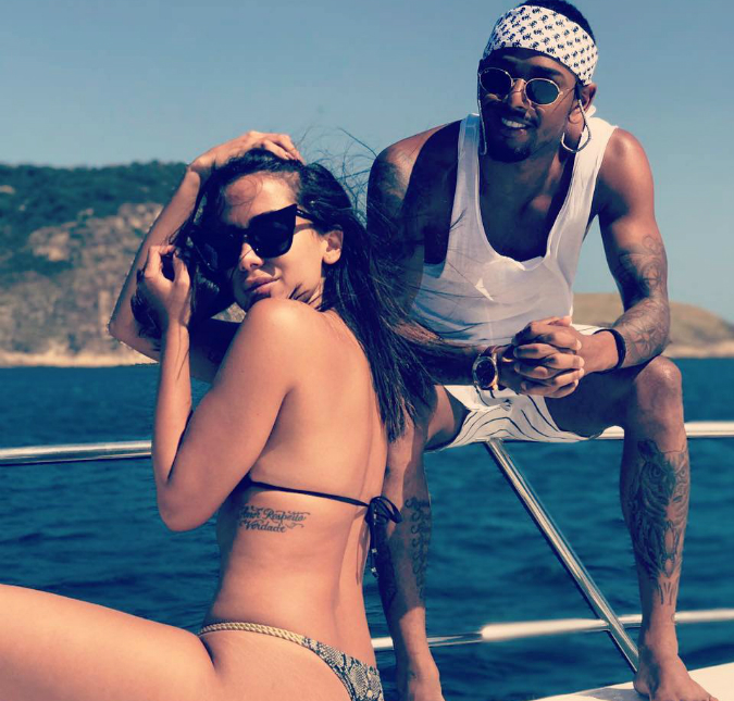 Anitta e Nego do Borel aproveitam folga em passeio de barco, confira!