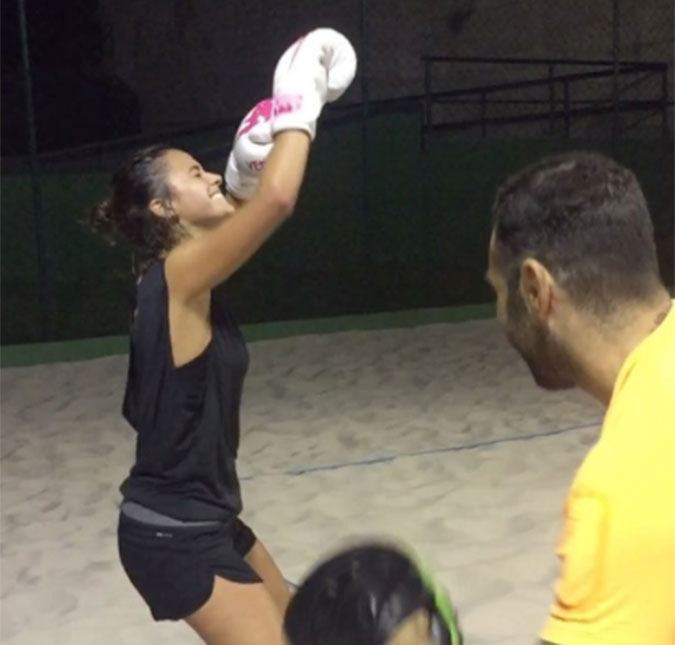 Bruna Marquezine comemora sequência de golpes corretos com dancinha, vem ver!