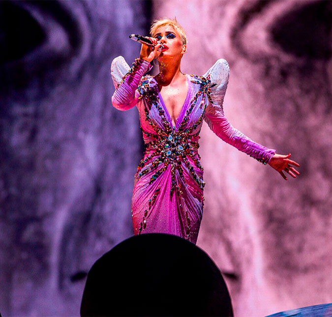 Katy Perry usa vestido com mais de 30 mil cristais em turnê <i>Witness</i>!