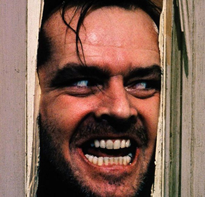 Outro grande sucesso de King é O Iluminado, de 1980. A trama conta a história de um homem que se hospeda em um hotel altamente perturbador e acaba tendo alucinações, o que o leva a ter a convicção de que ele deve matar sua família. Tenso!