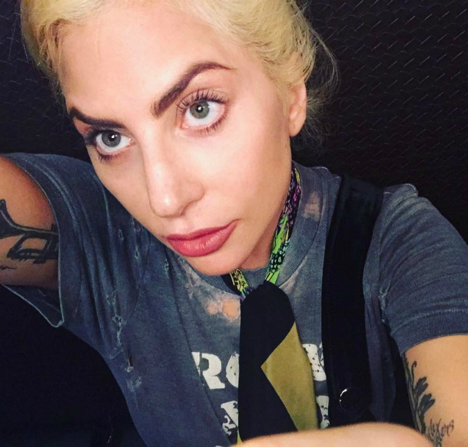 Em carta para os fãs, Lady Gaga faz revelações sobre <i>Gaga: Five Foot Two: Me senti empoderada, me senti vulnerável</i>