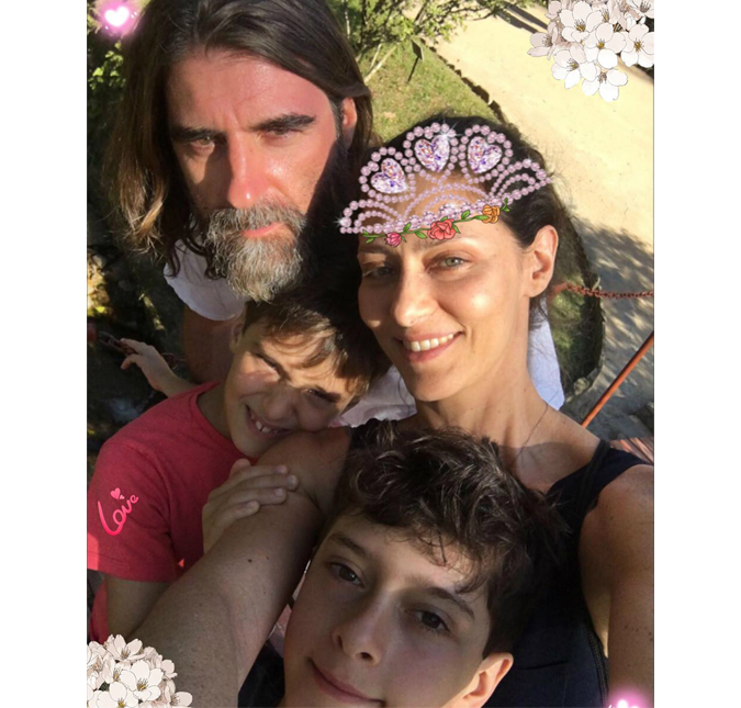 Em registro raro, Maria Fernanda Cândido aparece ao lado do marido e dos filhos, confira!