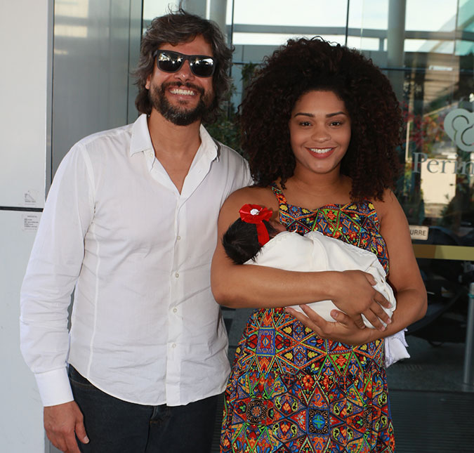 Juliana Alves deixa maternidade com a filha, Yolanda, nos braços!