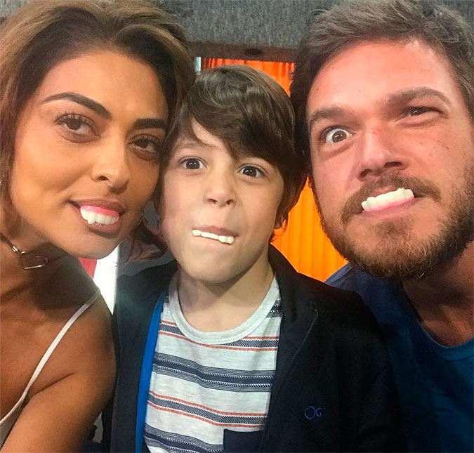 Juliana Paes e Emilio Dantas fazem caretas com dentadura nos bastidores de <i>A Força do Querer</i>!