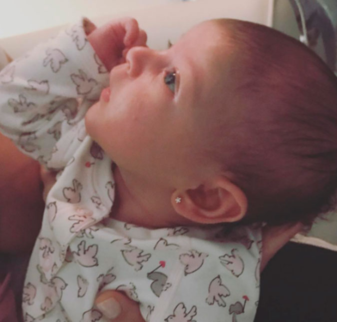 Carol Castro mostra a filha, de um mês de idade, com as orelhas furadas!