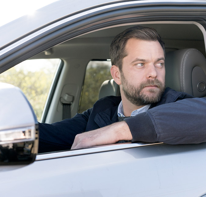 Joshua Jackson está aproveitando bem a vida de solteiro