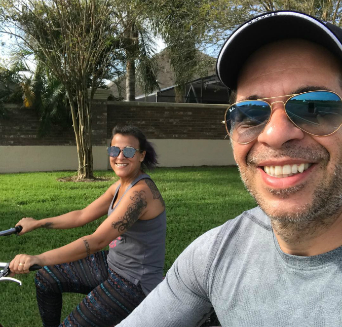 Agachamento sem dor! Leandro Hassum conta com ajuda da esposa para o exercício, assista!