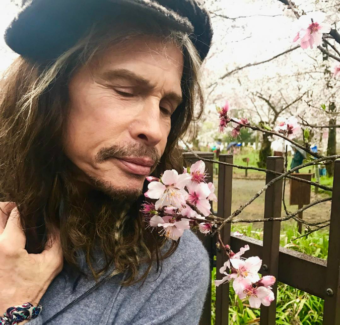 Steven Tyler esclarece rumores de ataque cardíaco após cancelar <i>shows</i> no Brasil